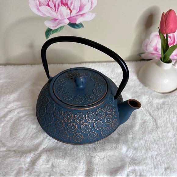 Japanese Cast Iron Floral Teapot with Copper Accents 💕 - Picture 8 of 10
